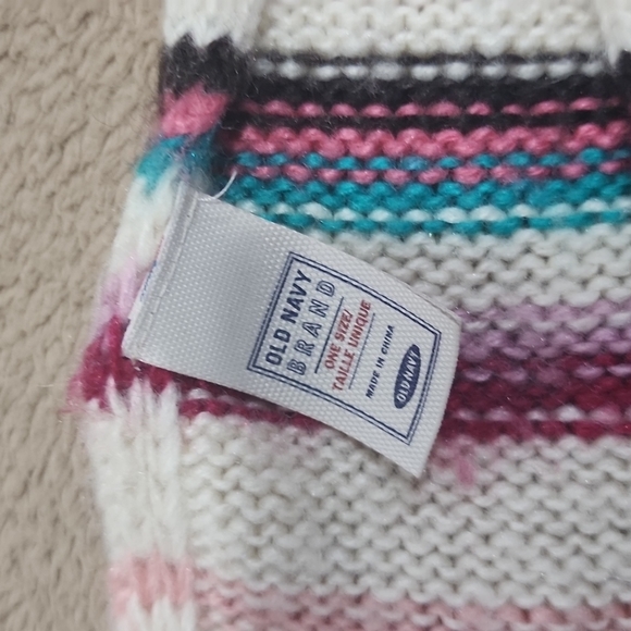 One Gap hat and 2 scarfs - Picture 3 of 4